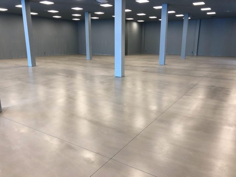 suelo autonivelante-cementoso hecho por Ricardo Perelli en Mallorca